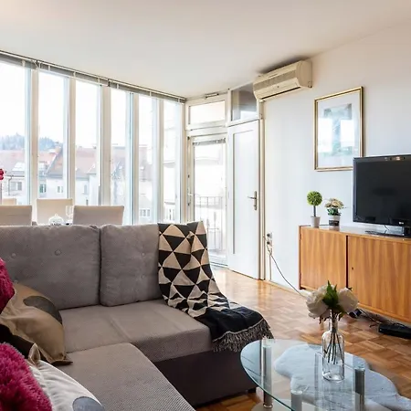 Apartmán Cozy, Spacious & Sunny In Heart Of City Center